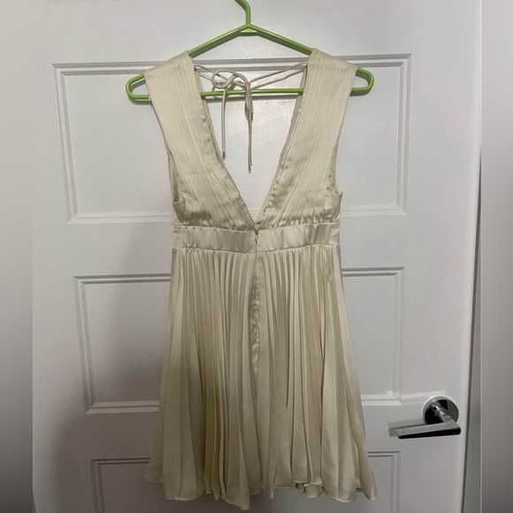 Abercrombie & Fitch White Plunge Pleated Mini Dress - Picture 2 of 2